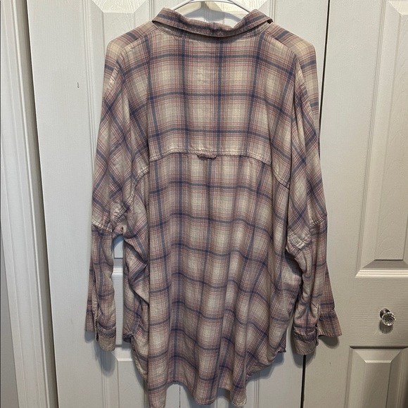 American Eagle Outfitters Oversized Plaid Lightweight Flannel Button-Down Shirt - Picture 4 of 5